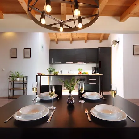 Modernes In Mit Grossem Garten Tatil Evi