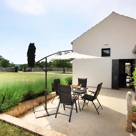 Modernes In Mit Grossem Garten Holiday home Krnica